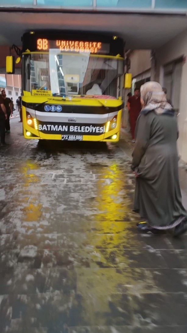 Foto - Fenalaşan yolcuyu hastaneye yetiştiriyordu! Otobüs, acil girişinde sıkıştı