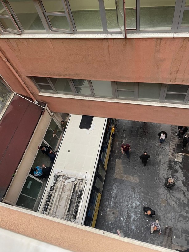 Foto - Fenalaşan yolcuyu hastaneye yetiştiriyordu! Otobüs, acil girişinde sıkıştı