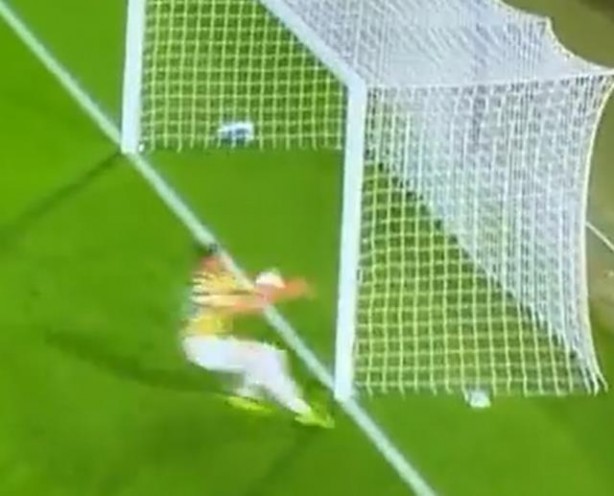 Foto - Fenerbahçe maçında büyük tehlike! Kale direğine çarpan kaleci sakatlandı