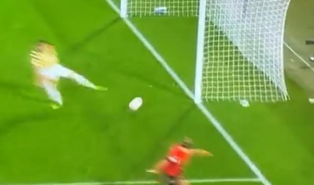 Foto - Fenerbahçe maçında büyük tehlike! Kale direğine çarpan kaleci sakatlandı