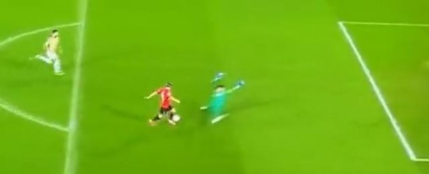 Foto - Fenerbahçe maçında büyük tehlike! Kale direğine çarpan kaleci sakatlandı