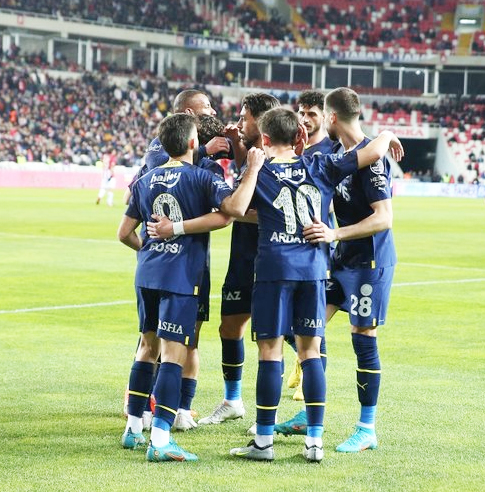 Fenerbahçe, öyle bir yıldızı Kadıköy'e getiriyor ki... Yer yerinden oynayacak!