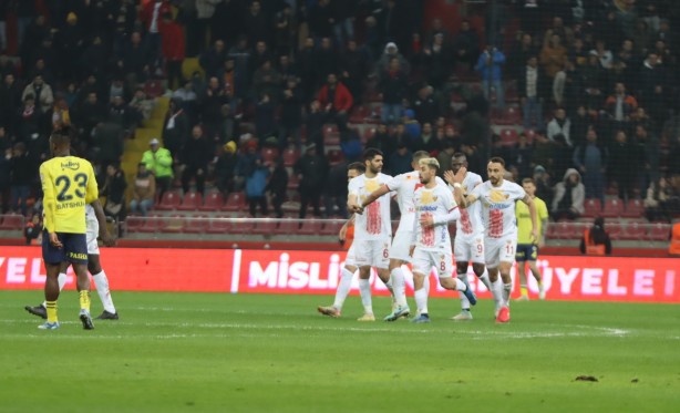 Foto - Fenerbahçe taraftarı dizlerini dövecek! Büyük şok geçirecekler! Takımın maestrosu Ocak'ta ayrılıyor...