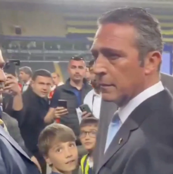 Fenerbahçe taraftarından Ali Koç'a tepki! "Bizi niye çağırdın" Ali Koç'un tiyatrosuna onlar da inanmadı...
