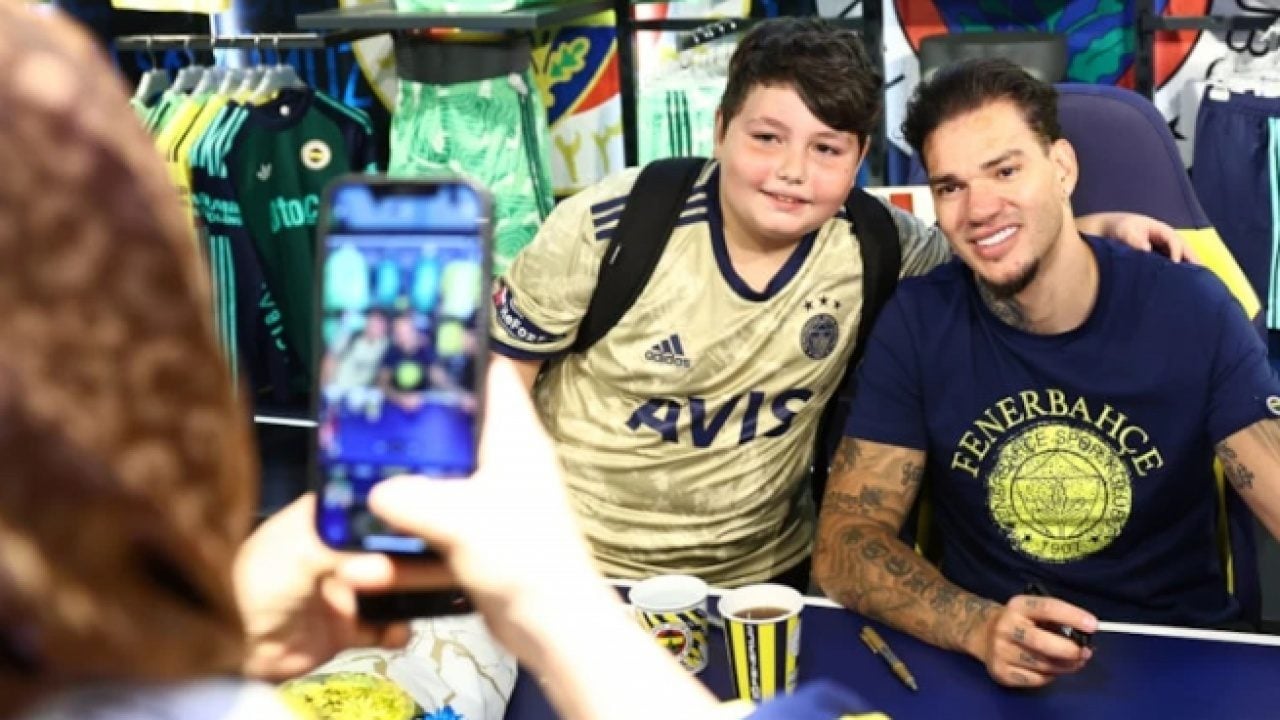 Foto - Fenerbahçe taraftarından Ederson çılgınlığı! Stadın önünde kuyruklar oluştu! 