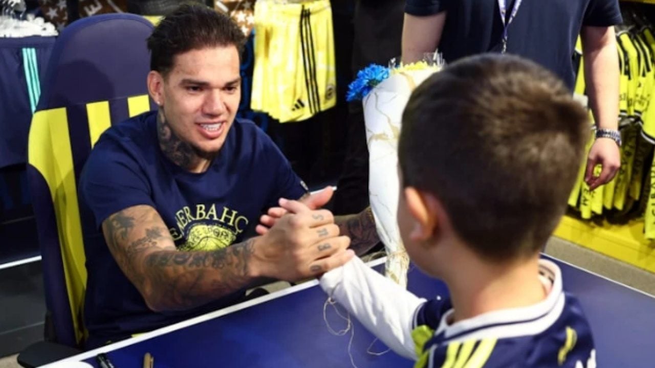 Foto - Fenerbahçe taraftarından Ederson çılgınlığı! Stadın önünde kuyruklar oluştu! 