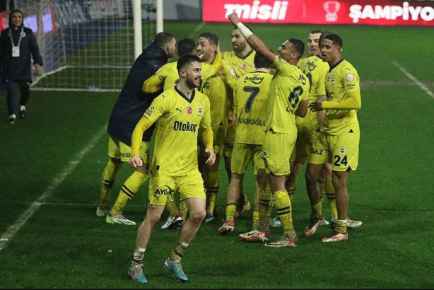 Fenerbahçe'de 8 oyuncuyla yollar ayrılıyor! Yönetim kararını verdi: O yıldızların bileti kesildi...