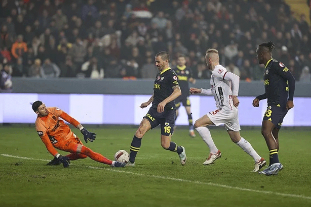 Foto - Fenerbahçe'de 8 oyuncuyla yollar ayrılıyor! Yönetim kararını verdi: O yıldızların bileti kesildi...