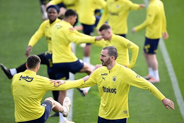 Foto - Fenerbahçe'de 8 oyuncuyla yollar ayrılıyor! Yönetim kararını verdi: O yıldızların bileti kesildi...