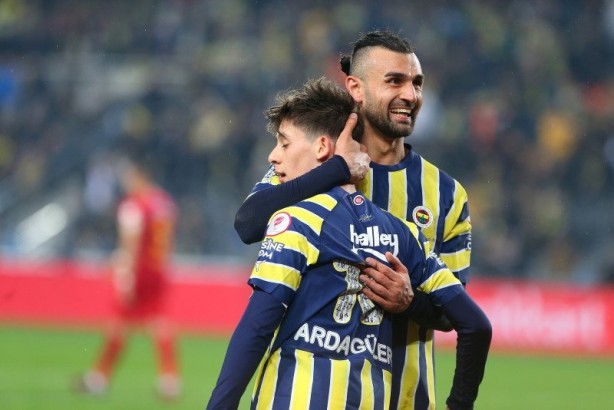 Fenerbahçe'de bir ayrılık daha! Golcü oyuncu yeni adresi belli oluyor...