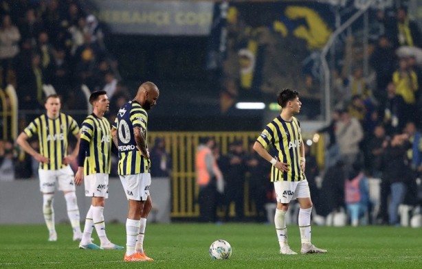 Foto - Fenerbahçe’de derbi sonrası büyük kıyım! Yönetim tam 6 oyuncunun biletini kesti…