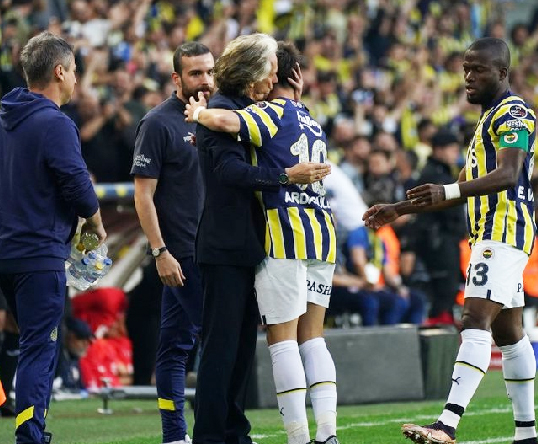 Fenerbahçe'de rekor kırarak veda edecek! O takımdan eurolar fışkıracak!