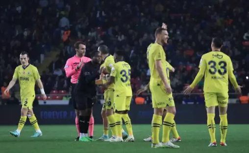 Foto - Fenerbahçe'de rotasyon depremi! İsmail Kartal'a şok tepki: Çeker vururum kendimi