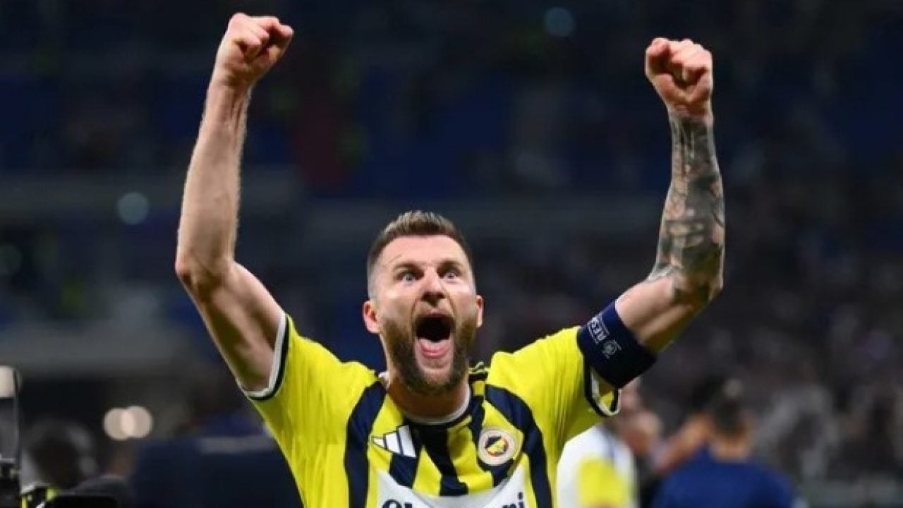 Foto - Fenerbahçe’de savunmada sürpriz değişiklik! İsmail Kartal yıldız ismi kulübeye çekiyor