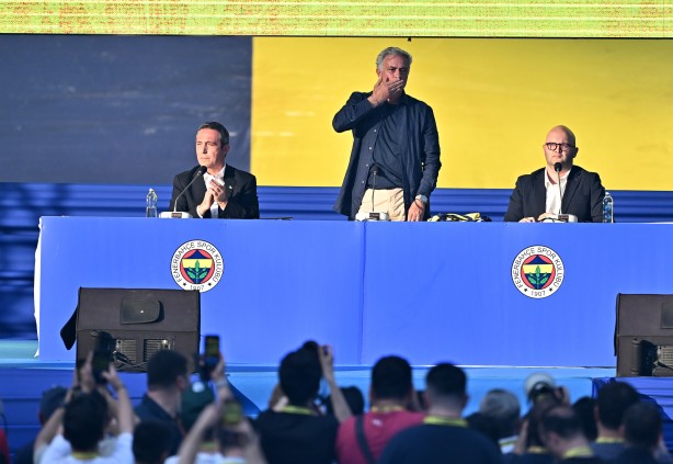 Foto - Fenerbahçe’de sıcak gelişme! Mourinho’nun santrforları taraftarı şok etti! Yıldızları doldurun bakalım…