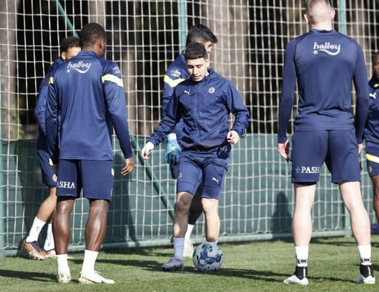 Fenerbahçe’de yeni maraton esas şimdi başlıyor! Sözleşmeler için herkes görüşme odasına…