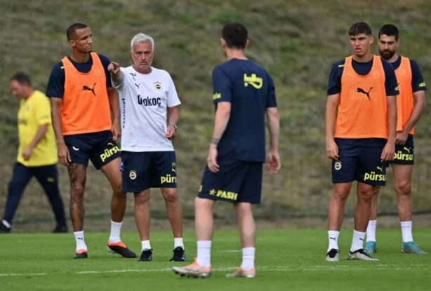 Foto - Fenerbahçe’den Galatasaray’a tarihe geçecek transfer çalımı! Mourinho’nun adı yetti