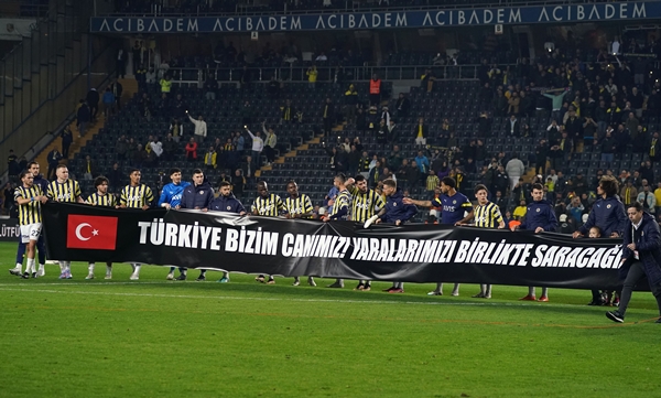 Foto - Fenerbahçe’den maç sonu anlamlı pankart