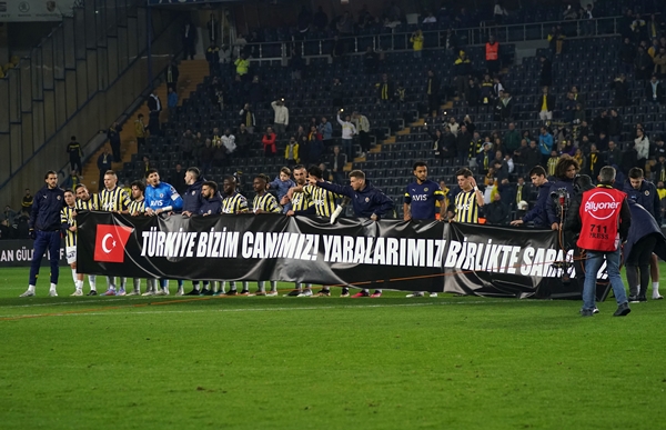 Foto - Fenerbahçe’den maç sonu anlamlı pankart