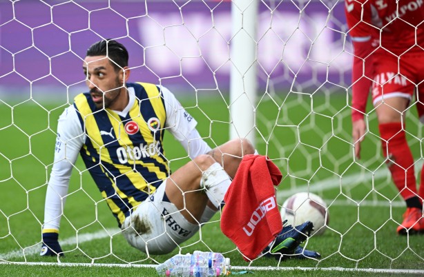 Foto - Fenerbahçeliler ne yapacağını şaşıracak! Milli oyuncuyu kulübü ikiye böldü bile... Kaç para edeceğini açıkladılar!