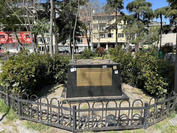 Foto - Fenerbahçelileri şaşırtan görüntü! Alex'in heykeli ortadan kayboldu