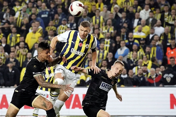 Foto - Fenerbahçe'ye Rize'de galibiyeti getiren konuşma! Edin Dzeko, öyle sözler kullandı ki...