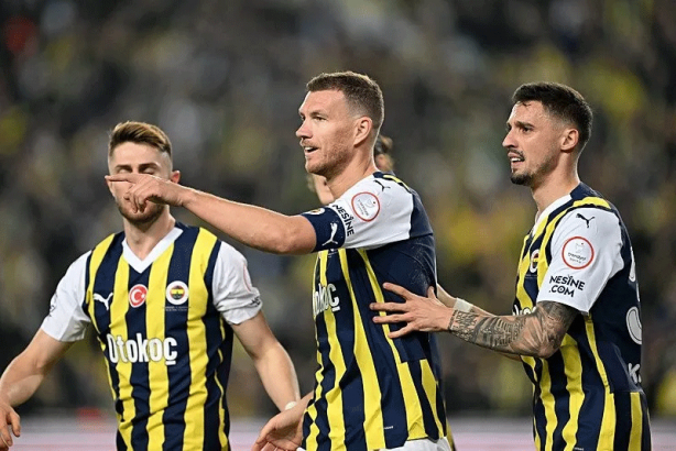 Foto - Fenerbahçe'ye Rize'de galibiyeti getiren konuşma! Edin Dzeko, öyle sözler kullandı ki...