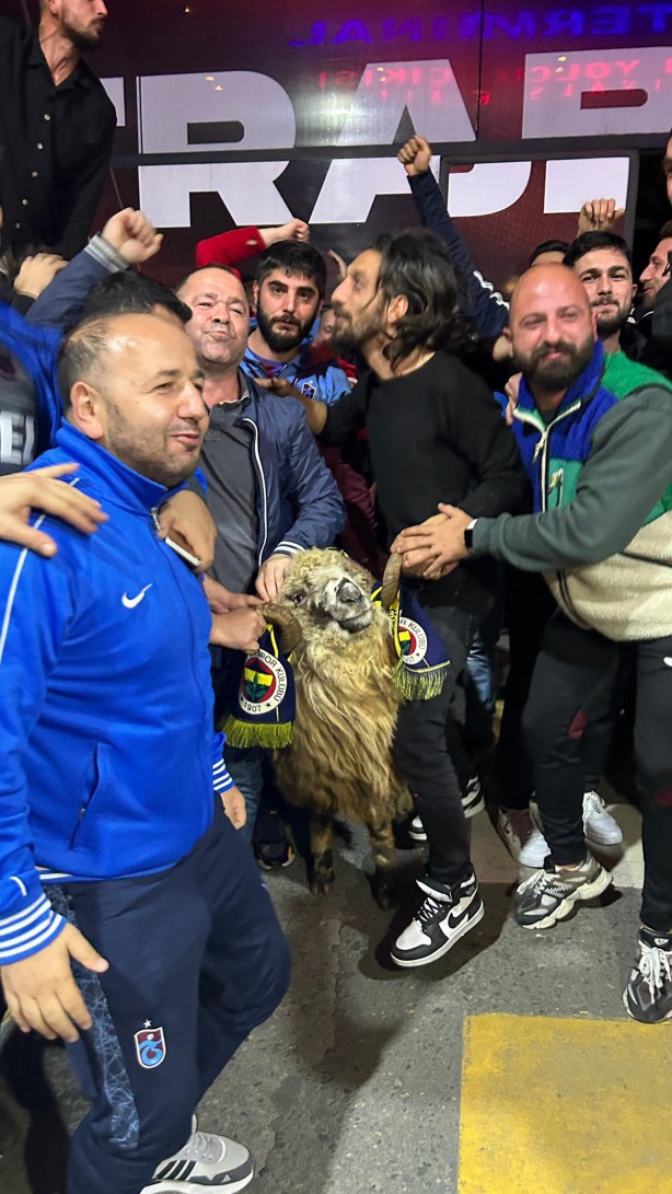 Foto - Fenerbahçe'yi eze eze yenen Trabzonspor kafilesine koçla karşılama
