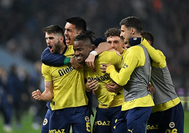 Fenerbahçe’yi yıkan haber geldi! İsmail Kartal’ın planları alt üst olacak: İki yıldız birden ayrılıyor