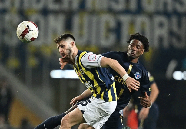Foto - Fenerbahçe’yi yıkan haber geldi! İsmail Kartal’ın planları alt üst olacak: İki yıldız birden ayrılıyor