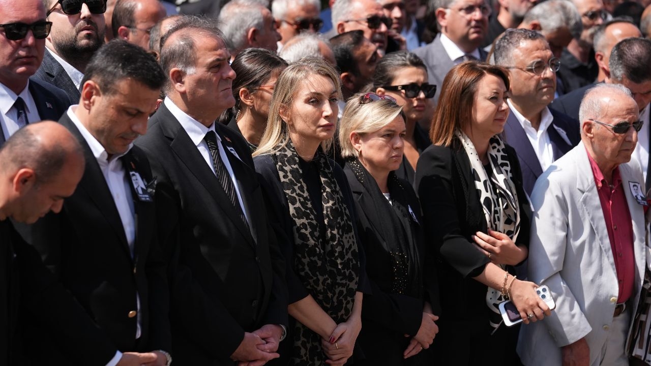 Foto - Ferdi Zeyrek’in cenaze töreninin önüne geçen görüntü! Kılıçdaroğlu’na cenazede bakın ne yaptılar 
