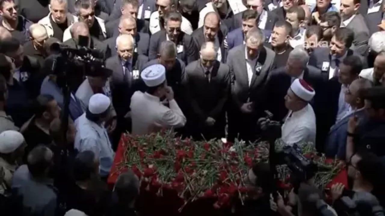 Foto - Ferdi Zeyrek’in cenaze töreninin önüne geçen görüntü! Kılıçdaroğlu’na cenazede bakın ne yaptılar 