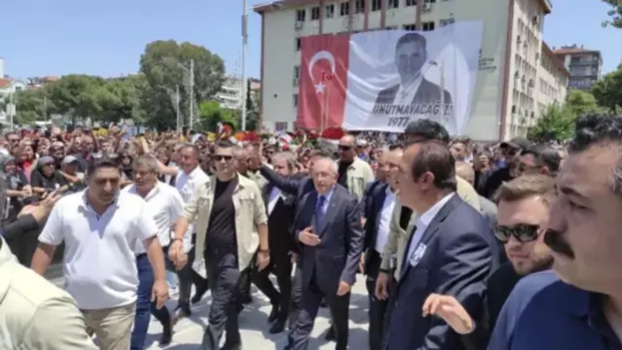 Foto - Ferdi Zeyrek’in cenaze töreninin önüne geçen görüntü! Kılıçdaroğlu’na cenazede bakın ne yaptılar 