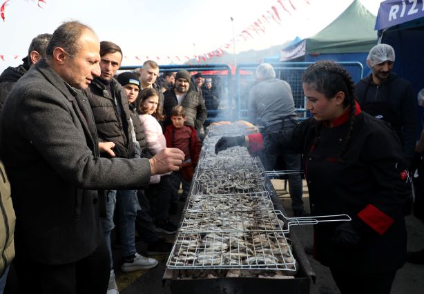 Festivalde 2,5 ton hamsi yediler!