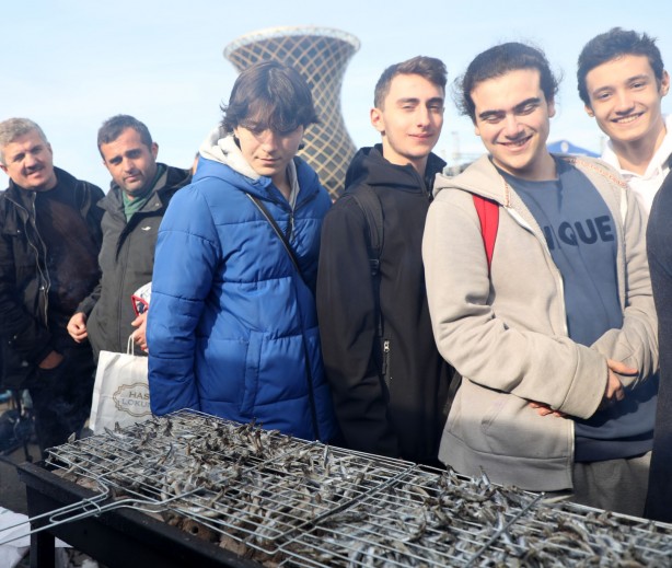 Foto - Festivalde 2,5 ton hamsi yediler!