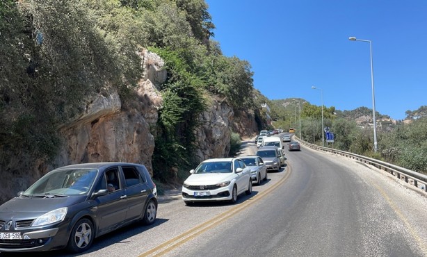 Foto - Fethiye'de araç kuyruğu