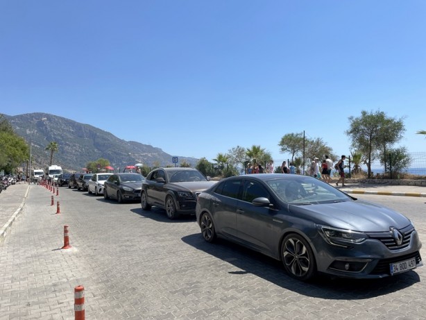 Fethiye'de araç kuyruğu