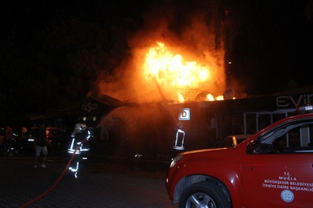 Foto - Fethiye’de iki kafe alev alev yandı