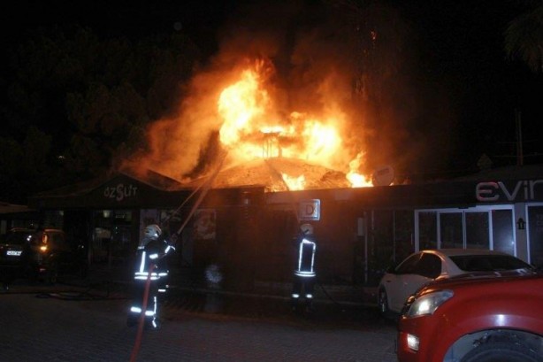 Foto - Fethiye’de iki kafe alev alev yandı