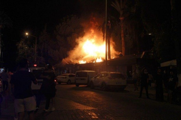Foto - Fethiye’de iki kafe alev alev yandı
