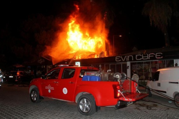Foto - Fethiye’de iki kafe alev alev yandı