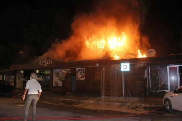 Foto - Fethiye’de iki kafe alev alev yandı
