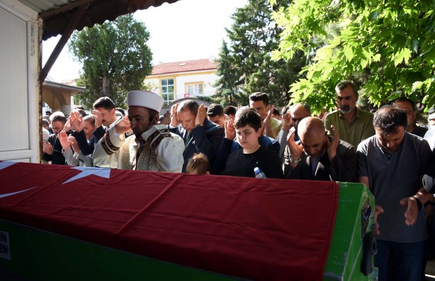 FETÖ davalarının kritik ismiydi! Evinde ölü bulunan Şükrü Çağlar son yolculuğuna uğurlandı!