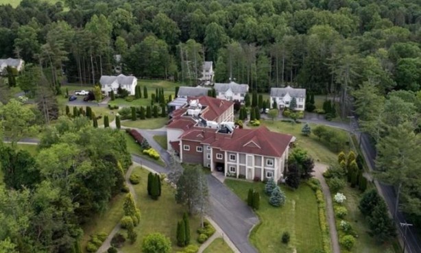 Foto - FETÖ'nün ihanet yuvasının son hali dikkat çekti! Teröristbaşı Gülen kaçırıldı mı?