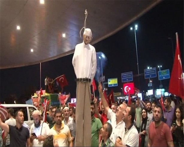 Foto - Fetullah Gülen'in maketini astılar