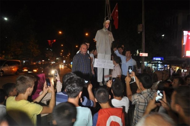 Foto - Fetullah Gülen'in maketini astılar