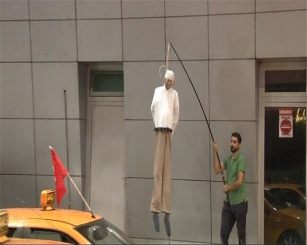Foto - Fetullah Gülen'in maketini astılar