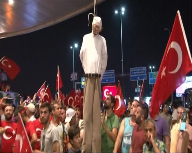 Fetullah Gülen'in maketini astılar
