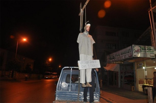 Foto - Fetullah Gülen'in maketini astılar