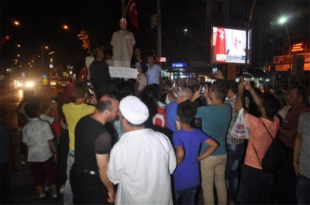 Foto - Fetullah Gülen'in maketini astılar
